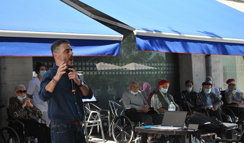 El tenor Andoni Martínez Barañano actuó en las residencias IMQ Igurco Orue y José M.ª Azkuna de Amorebieta-Etxano